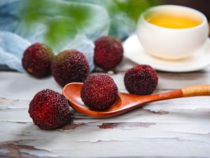 杨梅不能和什么一起吃