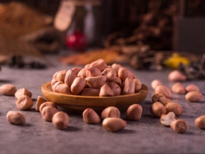 他在花盆里种了1棵花生，惹得大家都在效仿